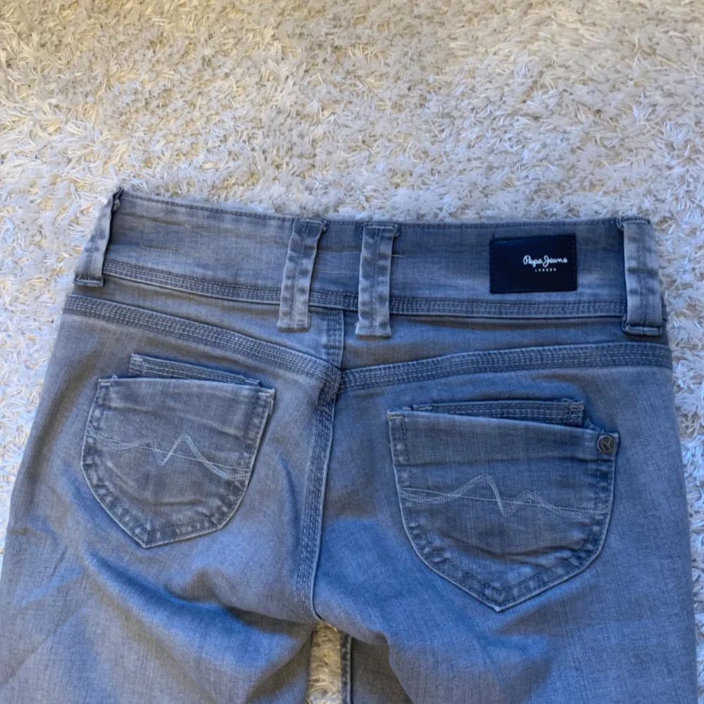 Nya jeans köpa på zalando, modell ”Venus”, nypris 999kr ❤️‍🔥❤️‍🔥. Jeans & Byxor.