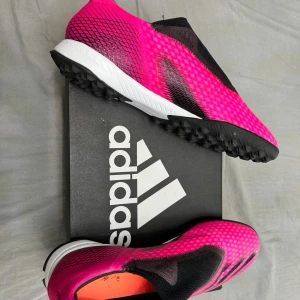 Adidas Fotbollsskor  - Använda bokstavligen endast 1 gång. Storlek 45 1/3, men jag har 44 och 43 ,dem passar perfekt för min del. Köpta för 1100kr. Säljes för endast 300kr