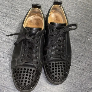 christian louboutin läder svart  - Säljer mina svarta läder loubs pga att ja växt ut dem. Det billiga priset beror ändast på skicket och slitningarna men dem är authentiska 