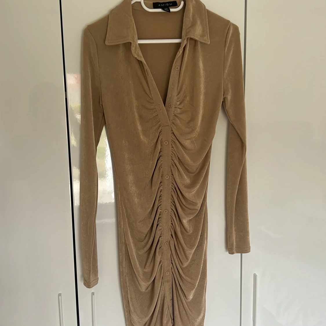 Beige kort klänning 