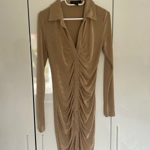 Beige kort klänning  - Beige kort klänning med knappar😍från newyorker helt oanvänd