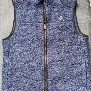 Morris väst  - Riktigt fin Morris väst i fleece material. Skick 9/10 och bara använd ett fåtal gånger. Bara att höra av dig vid frågor🙌🏻