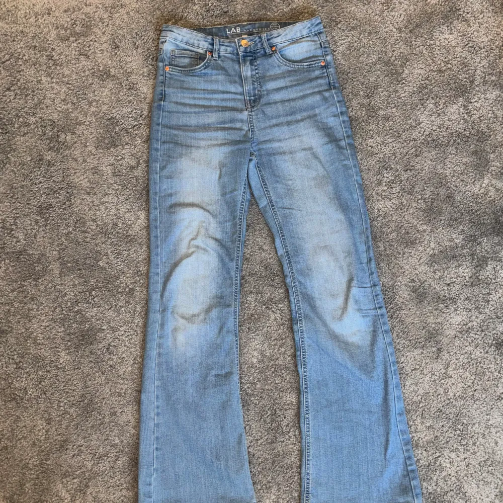 Blåa jeans storlek 158 men passar xs/s för dem är stretchiga i tyget och dem har justerbar midja. Hög eller mellan höga i midjan men går att ha låga. Bra sick det ända är att en tråd har gått av där bak på fickan. Lite förstora för mig så säljer🤍. Jeans & Byxor.