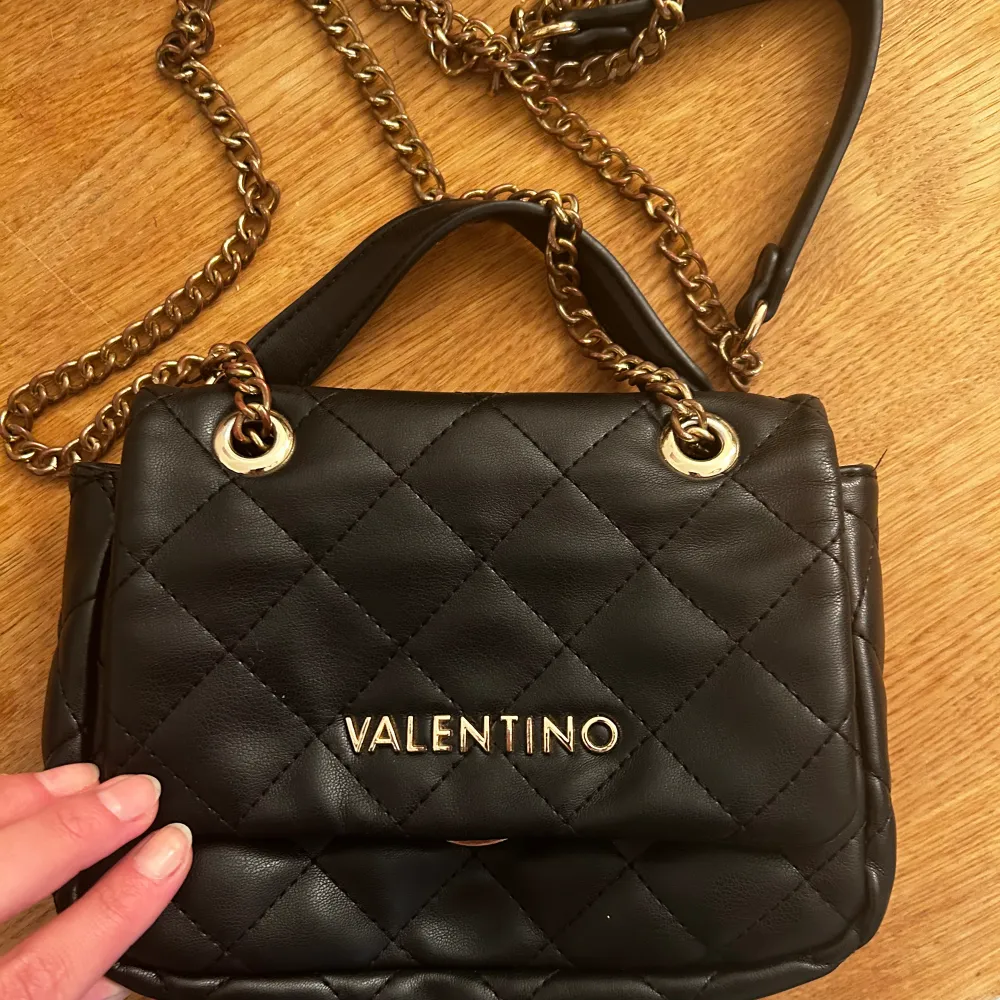 Söt Valentino väska, lite missfärgad i kedjan men annars är den ren och fin! . Väskor.