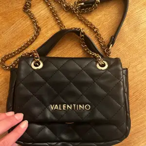Söt Valentino väska, lite missfärgad i kedjan men annars är den ren och fin! 