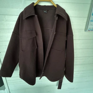 Vårjacka 💘 - Världens finaste kortare vrålapa i en perfekt brun färg!🥰 inga defekter alls och i superfint skick utan får ingen användning för den, köpte för 599 men är öppen för prisförslag 🥰 