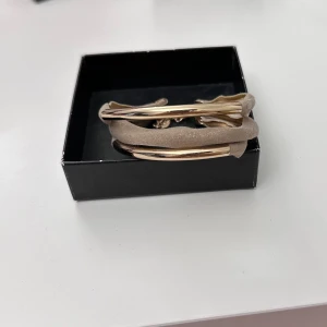 Armband - Guld/beige armband som är lite glittrig och jättefin!! Från LBVYR