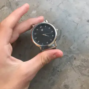 En fint stainless steel klocka vet inte vilket märke det är fick det av min kusin.