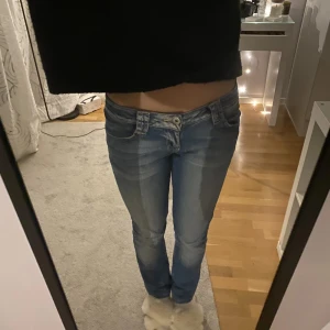 Jeans - Så snygga!! Innerbenslängden är 85 och midjemåttet tvärs över är ca 38❤️❤️
