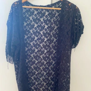 Från Nelly och 50kr - En svart typ cardigan . Använt par gånger i somras skit najs på sommar kvällar