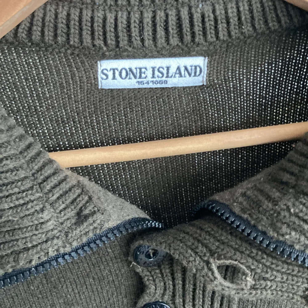 Säljer min stickade Stone Island då jag inte använder den längre. Väldigt liten i storleken då den passar mig (183) som brukar ha M/L. Har tyvärr slarvat bort märket därav priset.  Dm för info. Pris kan diskuteras vid snabb affär.. Tröjor & Koftor.