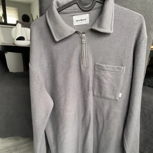 Woodbird Tröja - Storlek M/S. Säljer pågrund av att det inte är min stil. Den är köpt på jenasbolaget. Använd 1/3 gånger skulle tippa på 2! Pris kan diskuteras vid snabb affär!😃 