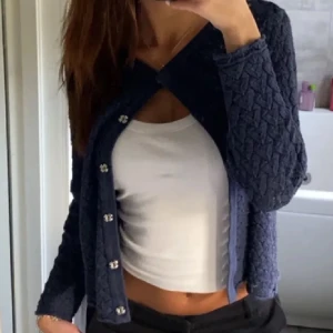 Marinblå kofta - Supersöt marinblå kofta från Flash Woman💞💞Storlek L, men upplevs som en S. Knappt använd och i väldigt fint skick! 