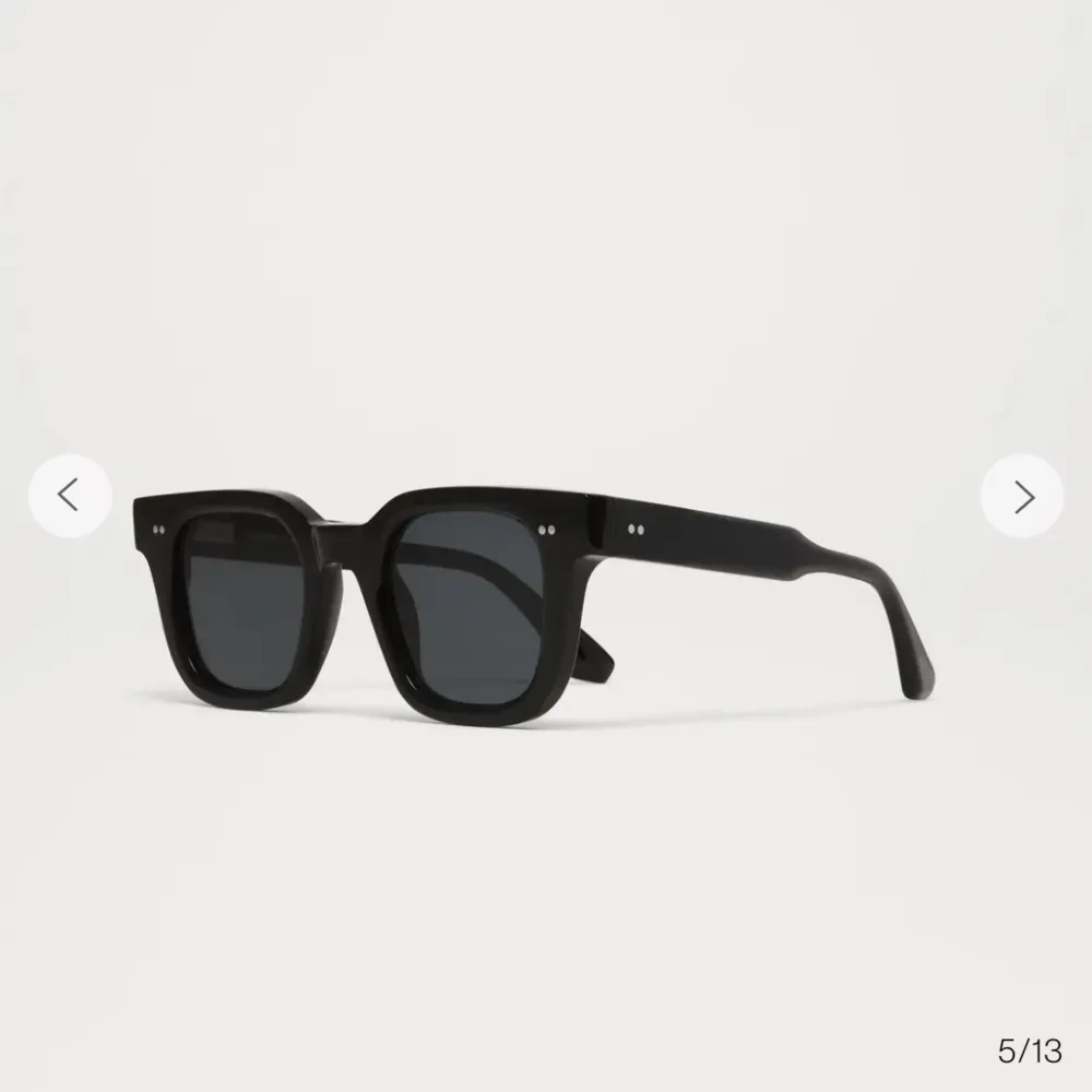Säljer chimi solglasögon  Modell: 04 black  Påse och fodral samt låda tillkommer. Helt i nyskick.. Övrigt.
