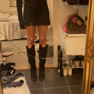 Slutsålda mtng boots - Säljer mina svarta mtng boots i storlek 38 då jag inte använder dem. Använd fåtal gånger så väldigt bra skick. Nypris 1200