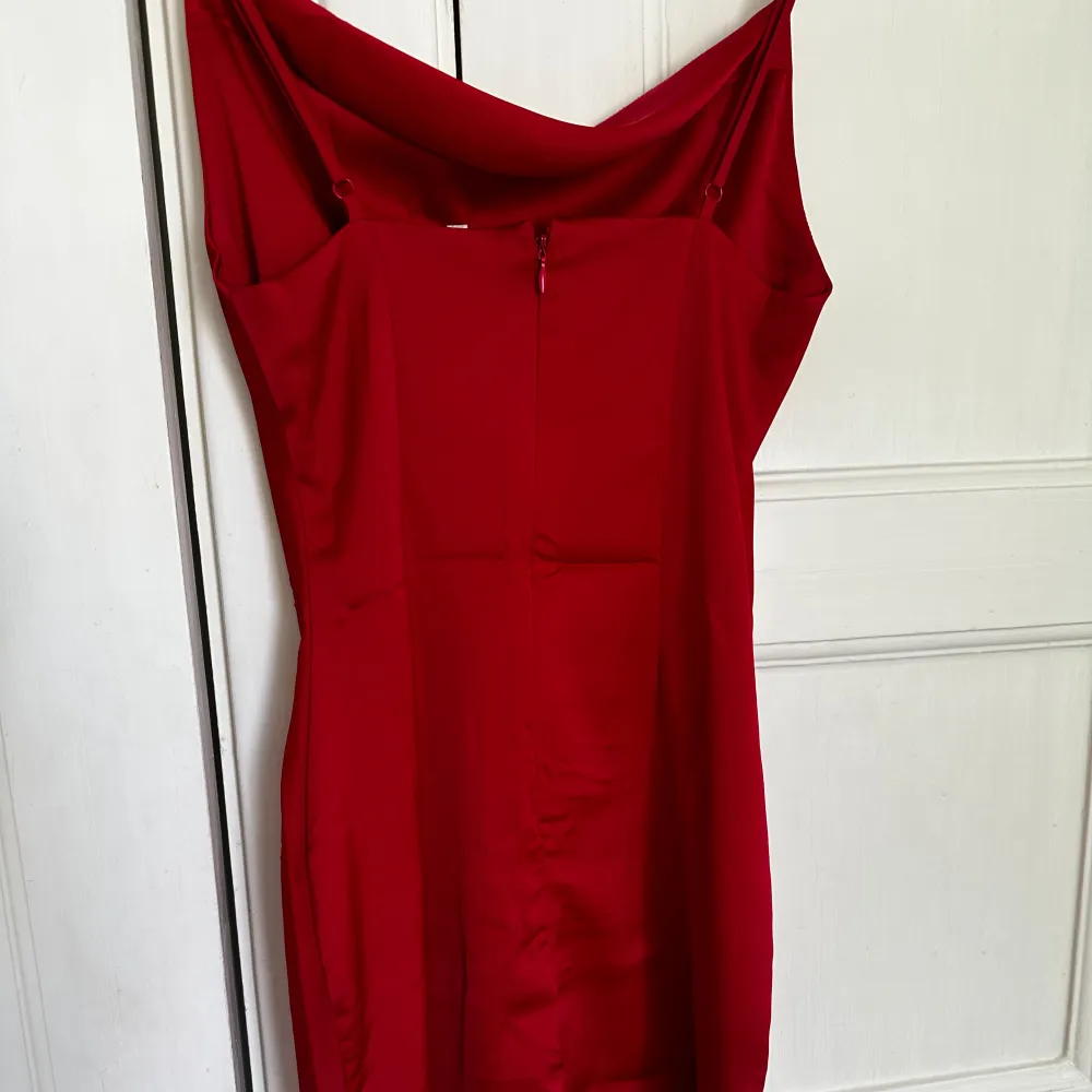 Jättefin röd klänning i silkesmaterial använd 1 gång, storlek S, köpt från Urban Outfitters, nypris runt 1 000 kr❤️. Klänningar.