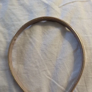 Plast diadem i guldfärg för barn - Plast diadem i bra skick