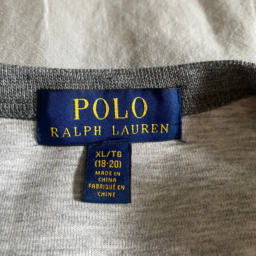 Tjena! Säljer nu denna as feta Ralph lauren tröjan som jag använt sparsamt och varit försiktig med, därav ett väldigt fint skick. Den är relativt svår att få tag i. Priset är inte skrivet i Sten så kom med prisförslag! Kontakta vid intresse.. Tröjor & Koftor.