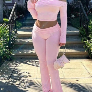 Sett - Säljer denna sett som är en sån fin färg(150kr) nyskick❤️ har aldrig haft på mig den!