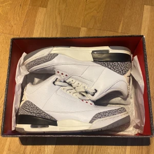Jordan 3 White cement reimagined - Säljer Jordan 3 White Cement Reimagined i nyskick.  Köpte dom från nike appen för ett år sedan används en gång då dom var för små. Storlek 43 Kan hämtas och skickas.