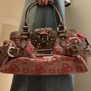 Guess handväska - Säljer en superfin handväska från guess då den inte komma till användning. Köpt på loppis för 500kr (så kan tyvärr inte garantera att den är riktig), pris kan diskuteras vid snabb affär. Höjd: 22cm Bredd: ca. 37cm djup: ca. 11cm 