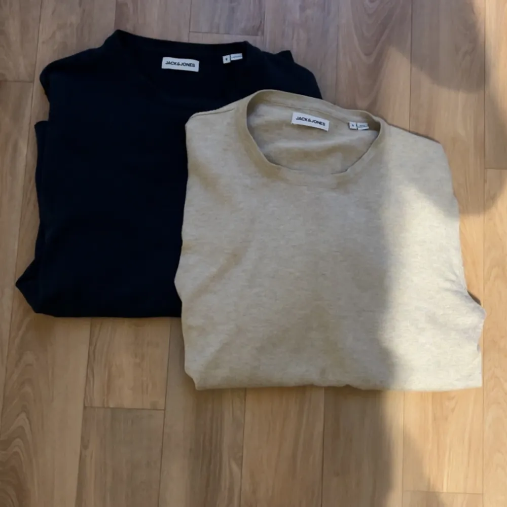 Jack & Jones Stickade sweatshirts (Säljs i 2 pack) mörkblå och beige | Köptes i April för 700kr | Mitt pris - 349 | Online kvitto finns och skicka om man är intresserad! Båda är i storlek S och i riktigt bra skick 🙌. Stickat.