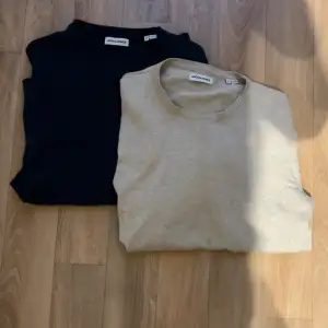 Jack & Jones Stickade sweatshirts (Säljs i 2 pack) mörkblå och beige | Köptes i April för 700kr | Mitt pris - 349 | Online kvitto finns och skicka om man är intresserad! Båda är i storlek S och i riktigt bra skick 🙌