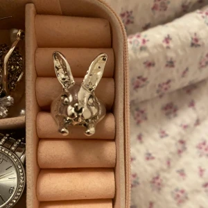Ring - En silvrig kanin ring som inte kommer till användning då jag börjat använda guld smycken🙌🏼