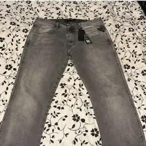 Ett par replay jeans hyperflex anbass. Dom är i ny skick 10/10 ändast använda 1 gång allt og finns förutom kvitto, det är stilrena utan flaws eller fläckar. Skriv pm 