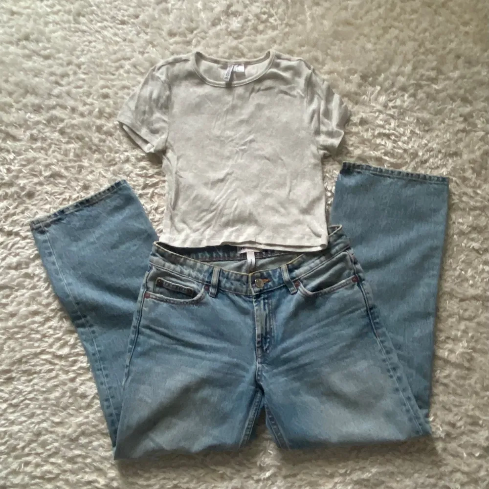 Topp från H&M och jeans från Zara som köptes på vinted men själv aldrig använt, tröjan har använts några gånger . Jeans & Byxor.