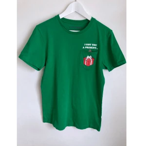 Grön t-shirt, S, jul, skämt, tryck, present - Skämtsam julig t-shirt. Mått i cm: bröstvidd 46; axelbredd 42; längd fram från axeln 66; ärmlängd 20.