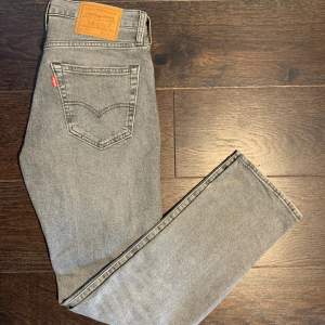 Tja säljer nu dessa tvär snygga Levis 511 jeans i storlek 30/32 och modellen på bilden är ca 180.  Skick: 10/10 använda max två gånger. 