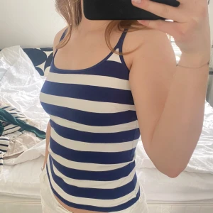 Randigt linne - Jättegulligt randigt linne ifrån cue, storlek m men sitter bra på mig som brukar ha s. Bara att skriva vid frågor och säljer gärna bundels💞