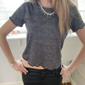 Glittrig topp - Från urbanoutfitters, väldigt bra skick!