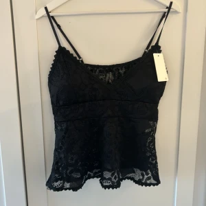 Svart topp - Helt oanvänd med prislapp kvar.