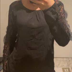Svart blus  - Bra skick 