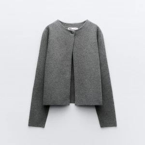 Grå kofta - Grå kofta i nyskick från zara. Köpt för 400 och sparsamt använd. Koftan är i en mörkare nyans än på bilden men exakt samma modell🥰