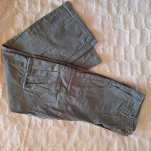 Cargobyxor - Cargobyxor i fin skick! Användes en gång på föreställning.  Helt fungerande fickor🤩 och lite jeans material.  Färg: turkos, en blandning mellan blå/grön/grå
