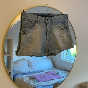 Shorts - Säljer dessa super snygga authentic jeans shorts.🩳 Shortsen har inte använts. Vet tyvärr inte storleken eftersom att de är insydda. Men min Teori är att de var i storleken 29-30 men blev till ungefär 28.