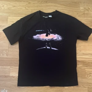 Ariana Grande T-shirt  - En Ariana Grande T-shirt från HM. Den är i fint skick, använd en gång. Storlek XS men passar S.  Finns i Halmstad 