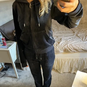 Juicy couture set - Säljer mitt mörkblå juice couture set i storlek S. Fint skick! 🩷