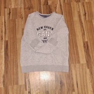 Gant tröja - Säljer en min gråa Gant tröja som är använd ett par gånger. Storlek XS. Säljer den för 120 Kr, men pris kan diskuteras 🤝