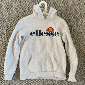 Ellesse hoodie  - En snygg ellesse hoodie! Kolla andra inlägg för samfrakt 😄