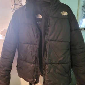 The north face - Den här the north face jackan är använd men är i bra skick. Väldigt skön på vinter och varm. Kostar egentligen 2 500kr