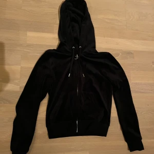 Juicy Couture dress - Juicy couture dress i bra skick. Använd många gånger så lite sliten. Storlek XS i koftan, storlek M i byxorna.