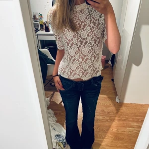 Blus - Supersöt spetsblus 