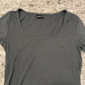 Mörkgrön tröja med slits i ärmarna - Jätte fin topp från Gina med slits, använd enstaka gånger och jätte bra skick 