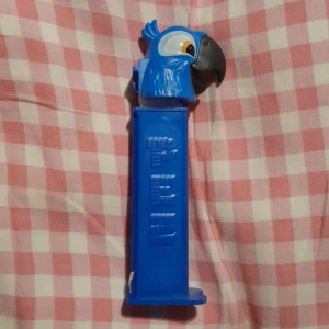 Blu PEZ dispenser - En PEZ dispenser med Blu från "Rio".