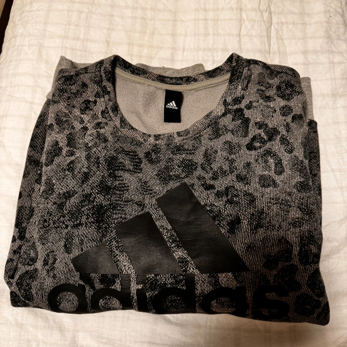 Grå leopardmönstrad tröja från Adidas - 90