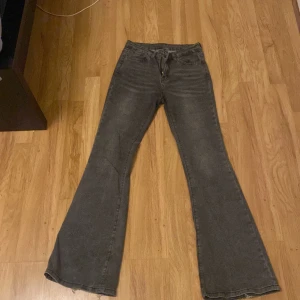 Gråa jeans - Gråa jeans, storlek S men funkar nog som M, säljer pga att dom inte kommer till nån andvändning